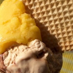 Cono due gusti 2,50€ mandarino e nocciola ricoperta