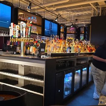 Puttshack - Houston - Full service bar while waiting for your puttputt reserved play time - Mini Golf Near Me - Houston, Texas