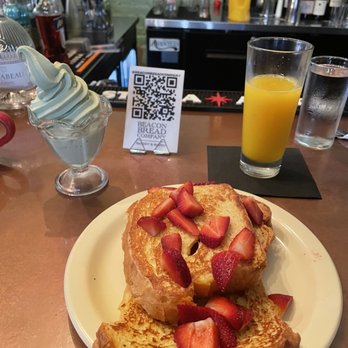 Beacon Bread Company - French Toast with strawberries, Vanilla macha ice cream & Fresh Squeezed Orange Juice - Breakfast & Brunch Near Me - Beacon, New York