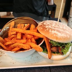 Hans im Glück - Pfeffersack Burger mit Champignons, 3-Pfeffer-Soße und Rucola ca. 9€, dazu Süßkartoffelpommes