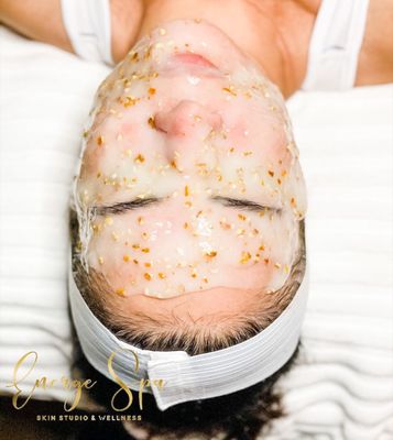Hydro Facials! - Ultimate skin refiner 4 step hydro facial device exfoliation, enzyme treatment and finishing with a hydrating mask infusion to plump the skin.(for all skin types)
All 3 steps of our ULTIMATE SKIN REFINER hydrodermabrasion.
Extractions
Creme mask with infusion