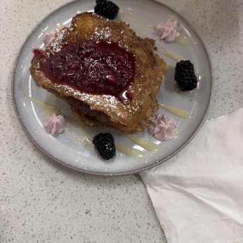 Almuerzo Café - Berry Brioche French Toast - Breakfast & Brunch Near Me - Tustin, California