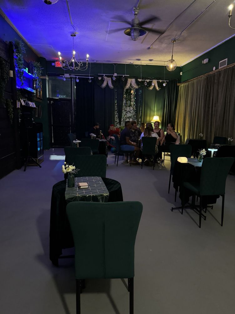 The Emerald Vine Room Image