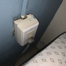Bell Villa Motel RV and Mobile Home Park - Outlet behind bed