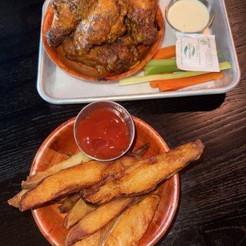 EO's Athletic Club - Buffalo wings + potato wedges - delicious!! - Bars Near Me - Durham, North Carolina EO's Athletic Club - Buffalo wings + potato wedges - delicious!! - Bars Near Me - Durham, North Carolina
