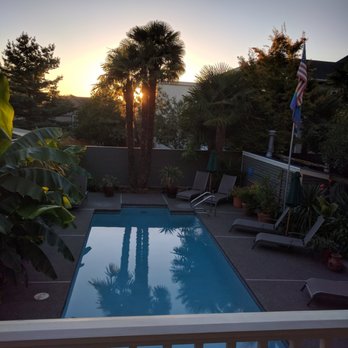 Gaslight Inn - First floor room with a great view of the pool. - Bed & Breakfast Near Me - Seattle, Washington