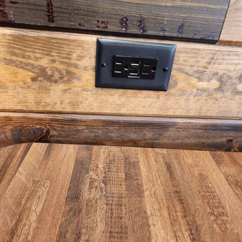Arby's - Outlets in dining area, some have USB ports - Fast Food Near Me - Homer Glen, Illinois