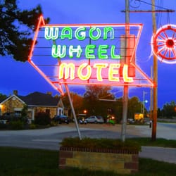 Wagon Wheel Motel - Gorgeous neon sign