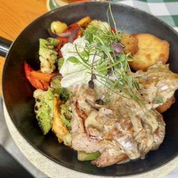 Wia z'haus Lehner - Pork with mushrooms and veggies. - Austrian Near Me - Linz, 4 Wia z'haus Lehner - Pork with mushrooms and veggies. - Austrian Near Me - Linz, 4