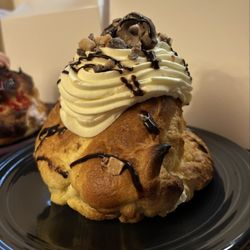 Bahnhof WVrsthaus & Biergarten - Bavarian Pretzel Cream Puff
