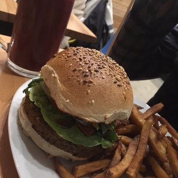 Lia's Kitchen - Black bean burger and purple rain smoothly - Vegan Near Me - Berlin, BE Lia's Kitchen - Black bean burger and purple rain smoothly - Vegan Near Me - Berlin, BE