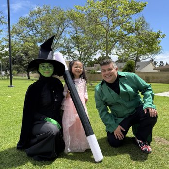 Billy Bonkers Magic - Wicked themed party and Billy was even down to dress to the theme! - Magicians Near Me Billy Bonkers Magic - Wicked themed party and Billy was even down to dress to the theme! - Magicians Near Me