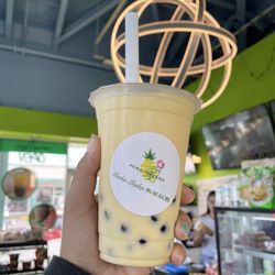 Shaka Shaka Tea Express - Mango milk smoothie with boba pearls