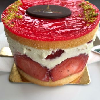 Le Parisien - Strawberry tart / Erdbeertörtchen / Fraisier - Cafes Near Me - Hamburg, HH