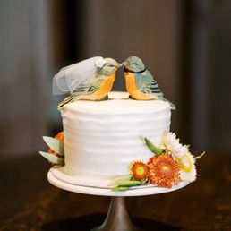 Our beautiful 6" cutting cake! (Photo by Annie Hall Photography)
