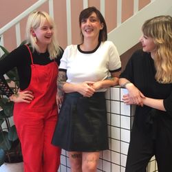 L'équipe du salon :  Egle Daria et Suzon :)