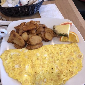 L'Oeufrier - Three cheese omelette and potatoes, good comfort food. - Breakfast & Brunch Near Me - Laval, Quebec