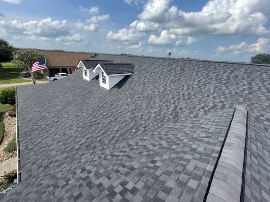 Robin's Roofing Logo