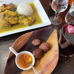 Corossol - Curry and fried banana fritters