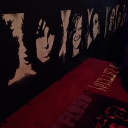 Rock and Love - Puntos extra si reconoces a todos los personajes de los muros y mesas