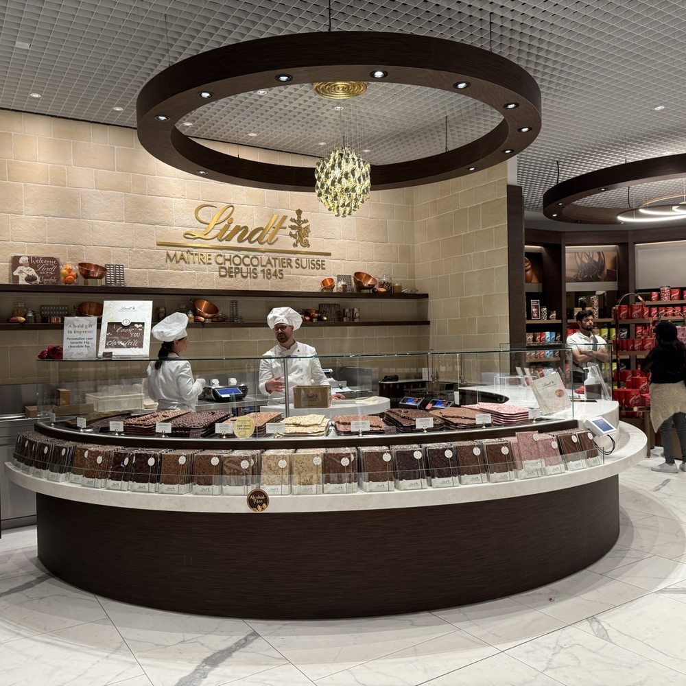 Lindt Factory Outlet - Many flavors of chocolate! - Chocolatiers & Shops Near Me - Kilchberg, ZH