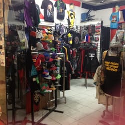Under - La tienda por dentro. Aquí se aprecian bien los modelitos que ofrecen en Under.
