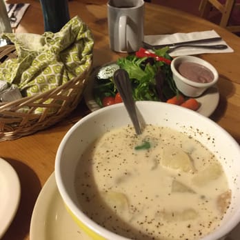 Philosophy Café - Clam chowder and salad with warm bread. Bread Comes with oil and vinegar, and butter. - Salad Near Me - Sierraville, California