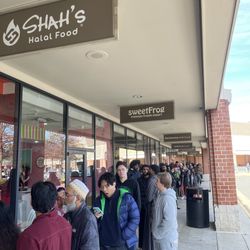 Exterior with long line for free platter