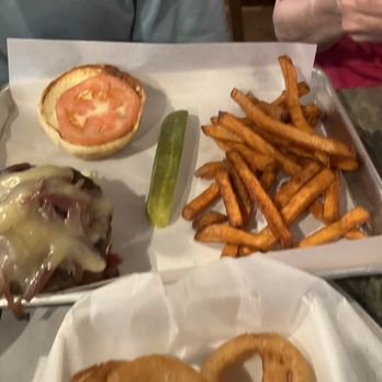 Lincoln Avenue Brewery - Wine burger - Brewpubs Near Me - Calistoga, California Lincoln Avenue Brewery - Wine burger - Brewpubs Near Me - Calistoga, California