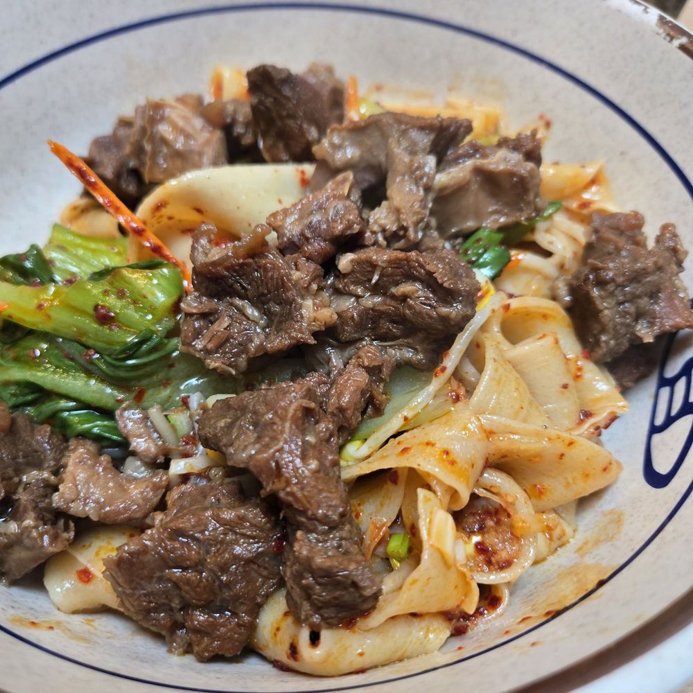 N.1.2   Chili Oil Noodles with Braised Beef (Wide Noodles) 红烧牛肉油泼面 (宽）