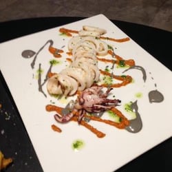 Different Restaurant - Calamar a la parrila en alioli de tinta negra