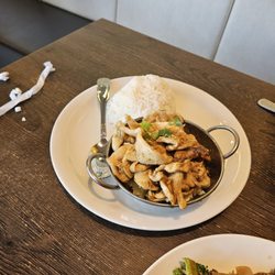Cozy Thai Cuisine - Garlic lovers chicken lunch special