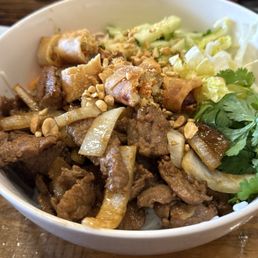 Lemongrass beef salad with vermicelli and veggies Lemongrass beef salad with vermicelli and veggies