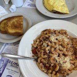 Vinny's Stock Pot - Omelette and goulash with garlic toast