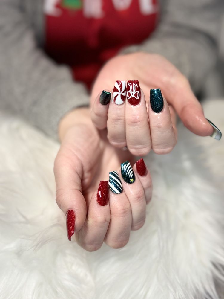 Luxe Nails And Spa Logo