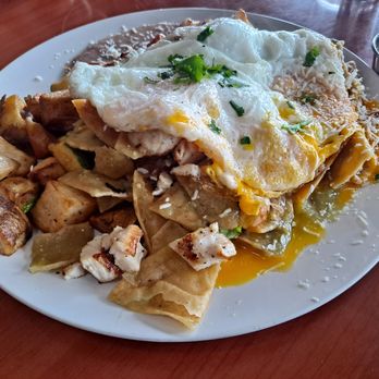 El Gran Yo Soy - Chilaquiles con huevo, topped with chicken - Tex-Mex Near Me - Tijuana, BCN
