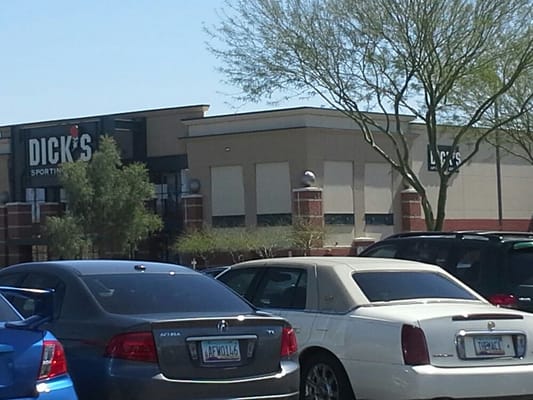 DICK'S Sporting Goods by null