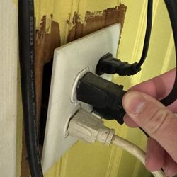 Budget Inn - Electric outlet was came off