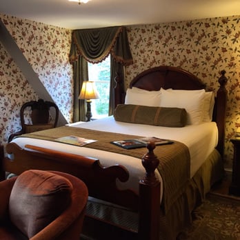 Ivy Lodge Bed and Breakfast - Magnolia suite... Bed was super comfy - Hotels Near Me - Newport, Rhode Island