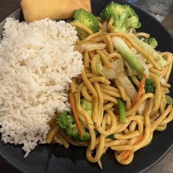 Jun Dynasty - Vegetable Lo Mein - Szechuan Near Me - Tucson, Arizona Jun Dynasty - Vegetable Lo Mein - Szechuan Near Me - Tucson, Arizona