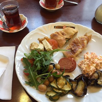 Tekince Kebap - 1ère des trois assiettes du buffet petit déjeuner! - Kebab Near Me - Schaerbeek, BRU Tekince Kebap - 1ère des trois assiettes du buffet petit déjeuner! - Kebab Near Me - Schaerbeek, BRU