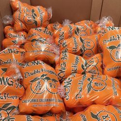 California Fruit Depot - Lots of fresh oranges here!