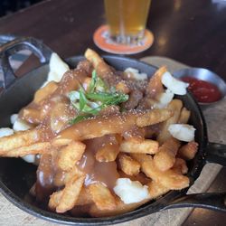St. James Corner Restaurant & Irish Pub - Poutine