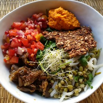 Joy - Bol (15 euros, nouilles de riz, haricots mungo, des aubergines aux sésames, crackers aux graines, houmous de carottes, tomates et grenades). - Vegetarian Near Me - Montpellier, 34 Joy - Bol (15 euros, nouilles de riz, haricots mungo, des aubergines aux sésames, crackers aux graines, houmous de carottes, tomates et grenades). - Vegetarian Near Me - Montpellier, 34