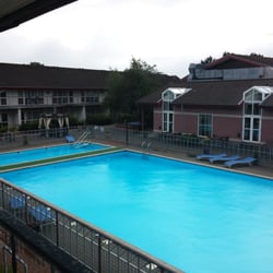 Hotel Kommandørgården - Den udendørs pool og værelsefløjene på hotellet