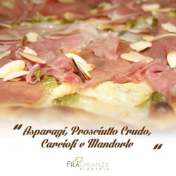 FraGranze - Pizza Stagionale: Asparagi, Prosciutto Crudo, Carciofi e mandorle tostate