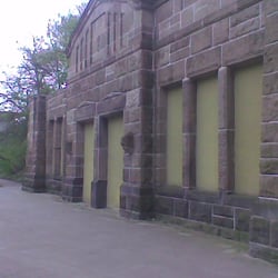 Bahnhof Hannover-Kleefeld - Die Fassadenkulisse von schräg vorn. Links hinten sieht man den "echten" Bahnhof.