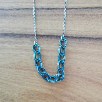 Wouters en Hendrix - Zo blij met mijn ketting. - Jewelry Near Me - Antwerp, VAN