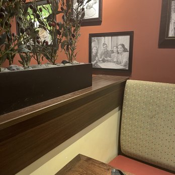 Olive Garden Italian Restaurant - DUSTY counter top!!! Where we were seated - Italian Near Me - Brooklyn, New York Olive Garden Italian Restaurant - DUSTY counter top!!! Where we were seated - Italian Near Me - Brooklyn, New York
