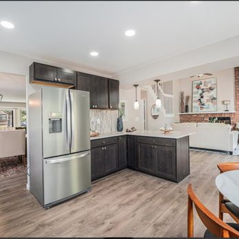 STS Home Staging - The open floor plan and simple, yet impactful decor, make this kitchen and sitting area enticing! - Home Staging Near Me - Englewood, Colorado STS Home Staging - The open floor plan and simple, yet impactful decor, make this kitchen and sitting area enticing! - Home Staging Near Me - Englewood, Colorado